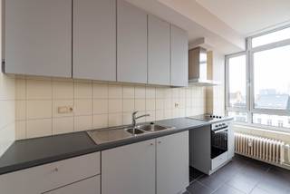 Zeer ruim en instapklaar appartement op goede ligging centrum Antwerpen aan de heraangelegde Leien. <br /><br />Indeling: <br />inkom, grote leefruimte op prachtige parket, halfopen keuken (voorzien van oven, kookvuur, dampkap), apart toilet, badkamer met douchebad en 2 lavabo's, 2 ruime slaapkamers, grote wasberging, balkon, kelderberging. <br /><br />Volledig nieuw geschilderd en onmiddellijk beschikbaar. <br />Zeer gunstige EPC score van 135 kWh/m². <br />Provisie algemene onkosten 100 euro voor jaarlijks onderhoud verwarmingsinstallatie, onderhoud gemene delen en lift, waterverbruik appartement. <br />Maandelijkse provisie voor verwarming is 100 euro. Verbruik elektriciteit met eigen meter.