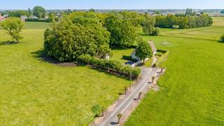 Op een uitzonderlijk rustig gelegen perceel van maar liefst 2.684 m² bevindt zich deze alleenstaande woning met tal van mogelijkheden, omringd door groen en absolute rust. Gelegen vlakbij het prachtige Arboretum van Koekelare geniet u hier van een unieke combinatie van privacy, ruimte en een aangename woonomgeving. Tevens op een steenworp van het centrum van Koekelare. <br /><br />De woning beschikt over een ruime oprit met garage en een grote, zonnige tuin waar u in alle rust kan genieten van het buitenleven. Binnenin wordt u verwelkomd via de inkomhal met gastentoilet. Verder omvat de woning een lichtrijke leefruimte, keuken, veranda met zicht op de tuin, berging en praktische wasplaats.<br /><br />Op de verdieping bevinden zich de nachthal, drie volwaardige slaapkamers en een badkamer. Daarnaast is er nog een ruime zolder aanwezig die extra mogelijkheden biedt.<br /><br />Troeven van deze woning:<br />✔ Alleenstaande woning op 2.684 m²<br />✔ Uiterst rustige en groene ligging<br />✔ Nabij het Arboretum van Koekelare<br />✔ Grote tuin met veel privacy<br />✔ Ruime oprit en garage<br />✔ 3 slaapkamers<br />✔ Veranda en terras<br />✔ Veel potentieel en ruimtegevoel<br /><br />Bent u op zoek naar een rustig gelegen woning met charme, ruimte en een prachtige omgeving? Dan is dit zonder twijfel een bezoek waard.
