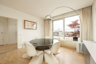 Instapklaar appartement met drie slaapkamers en in totaal 65 m² terras te hartje Antwerpen! <br /><br />Op de vijfde verdieping van een verzorgd gebouw met lift bevindt zich dit lichtrijke en energiezuinige appartement met een gunstig EPC-label B.<br /><br />De ruime leefruimte op parket vloeren geniet van veel natuurlijk licht dankzij de grote schuiframen en geeft rechtstreeks uit op de terrassen. Hier kunt u in alle rust genieten van een aangename buitenruimte met open zicht over de omgeving.<br /><br />De gesloten keuken is praktisch ingericht, voorzien van de nodige toestellen en heeft aansluitingen voor een wasmachine en droogkast. <br /><br />Het appartement beschikt over drie slaapkamers (19 m² - 15 m² - 6 m²). De badkamer is uitgerust met een ligbad met douchefunctie, een dubbele lavabo en een toilet. Daarnaast is er een apart gastentoilet aanwezig.<br /><br />De absolute blikvanger van dit appartement zijn de twee uitzonderlijk zuid- en noordgerichte ruime terrassen van ca. 33 m² en 32 m². Samen bieden ze maar liefst 65 m² aan buitenruimte, een zeldzame troef op deze centrale locatie.<br /><br />Mogelijkheid tot aankoop van een inpandige garagebox aan 30.000 Euro.<br /><br />Belangrijkste troeven: <br /><br />- EPC-label B<br />- 3 slaapkamers<br />- Twee ruime terrassen <br />- Lift aanwezig in het gebouw<br />- Voorzien van airco en warmtepomp<br /><br />Asbestattest en elektrische keuring in aanvraag. <br /><br />113m² bewoonbare oppervlakte cfr EPC. <br /><br />Wenst u een bezoek of meer informatie? Dan kan u ons steeds contacteren via info@dvarealestate.be of via 03/297.00.00.