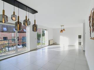 <p>Thuiskomen in een instapklaar appartement in de rustige Burgem. Stanislas de Rijcklaan in Heverlee, waar je meteen het gevoel krijgt dat je hier wil blijven. Dit lichtrijke appartement combineert comfort met een praktische indeling, perfect voor wie op zoek is naar een zorgeloze thuis in een groene, aangename buurt.</p><p>Binnen vind je twee ruime slaapkamers die beiden fungeren als volwaardige leefruimte, ideaal voor een gezin, samenwonenden of wie nood heeft aan een thuiskantoor. De badkamer is functioneel ingericht en sluit naadloos aan bij de verzorgde algemene staat van het pand. De indeling is doordacht en laat toe om elke ruimte optimaal te benutten, zonder in te boeten aan privacy of comfort.</p><p>Dit appartement beschikt over een terras waar je op mooie dagen kan genieten van een moment rust, evenals een garage (verplicht bij te huren aan €130/maand) en bijkomende parkeergelegenheid, iets wat je in de stad niet snel tegenkomt. Het pand is move-in ready, dus je kan er zo intrekken zonder bijkomende werken. Met een EPC-label B en een score van 107 scoort dit appartement bovendien goed op energetisch vlak, wat zich vertaalt in een aangenaam wooncomfort.</p><p>De ligging is een troef op zich: winkels, scholen, een sportcentrum, openbaar vervoer en het station bevinden zich allemaal in de buurt, terwijl ook de invalswegen vlot bereikbaar zijn. Zo combineer je de rust van Heverlee met de bereikbaarheid van alle dagelijkse voorzieningen.</p><p>Benieuwd naar dit appartement? Neem snel contact op met ons kantoor om een bezoek in te plannen, want een thuis zoals deze blijft niet lang beschikbaar.</p>