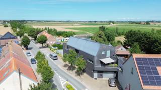 Op zoek naar een zorgeloze vastgoedinvestering met directe huuropbrengst?<br />Dit recent en energiezuinig appartement op de eerste verdieping, gelegen in het rustige Klemskerke (deelgemeente van De Haan), biedt alles wat een investeerder zoekt: stabiliteit, kwaliteit en rendement.<br /><br />Met een bewoonbare oppervlakte van 95 m², twee volwaardige slaapkamers en een ruim en zonnig terras van 10 m², vormt dit pand een solide en duurzame investering.<br />Het appartement is momenteel verhuurd, wat zorgt voor onmiddellijke inkomsten en een zorgeloos beheer vanaf de aankoop.<br /><br />De lichtrijke woonkamer met open keuken is volledig uitgerust met moderne toestellen (oven, koelkast met vriesvak, inductiekookplaat, dampkap, spoelbak en vaatwasser). De badkamer beschikt over een ligbad met douche en dubbele lavabo; daarnaast is er een apart toilet met lavabo en een praktische berging met aansluiting voor wasmachine, cv-ketel op gas en zekeringskast.<br />De slaapkamers zijn voorzien van parkettegels en aluminium ramen met dubbel glas en ventilatieroosters.