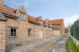 Deze landelijke woning heeft een bewoonbare oppervlakte van 307m² (exclusief loods en garages) en heeft dus tal van potentieel voor iedereen die op zoek is naar veel ruimte op een prachtige locatie waar je volledig tot rust kan komen tussen de weides en velden. Er is zelfs nog extra bouwmogelijkheid op het perceel voor een loods.<br />Je bent ook op minder dan 15 minuten van centrum Ninove waar er verschillende grote winkels zijn, scholen, een treinstation, cultureel centrum,... <br />Indeling: inkomhal met vestiaire en toilet, gezellige woonkamer, keuken, ruime berging/wasplaats met douche, ruim atelier/loods (2 niveaus van circa 50m²), bureau, berging/stookplaats en een garage voor 3 wagens (met 3 kantelpoorten). Op de verdieping: 4 slaapkamers en een badkamer.<br />Tot rust komen doe je op het ruime, zonnige terras of in de grote tuin met serre, stal en houtberging. <br />Aan de woning zijn er nog verschillende percelen weides. Ideaal voor dierenliefhebbers. De percelen samen hebben een totale oppervlakte van 3410m². Voor en naast de woning is er nog voldoende parkeer- en stockagemogelijkheid. <br />EPC label C (geen renovatieverplichting) en elektriciteit is conform.<br />Bel Isa voor een bezoek op het nr 0477/38 99 74