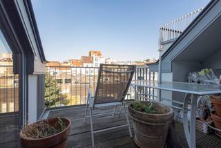 <p>Dit karaktervolle duplex penthouse appartement in Vorst bevindt zich op de derde verdieping van een kleinschalige en goed onderhouden mede-eigendom in een prachtig herenhuis met beschermde voorgevel. Het gebouw werd in 2007 volledig gerenoveerd en heringericht tot vier kwalitatieve wooneenheden, waarbij het authentieke karakter zorgvuldig werd behouden.</p><p>Bij het betreden van het appartement valt meteen de warme sfeer op dankzij de mooie parketvloeren en de aangename lichtinval. De leefruimte biedt een gezellige en comfortabele woonomgeving en sluit aan op een tijdloze, volledig ingerichte halfopen keuken. Vanuit de keuken heeft u rechtstreeks toegang tot het mooie dakterras van 8m², een ideale plek om in alle rust te genieten van een ontspannen moment in de buitenlucht.</p><p>Verder beschikt het appartement over twee ruime slaapkamers en een afzonderlijk bureau. De woning beschikt over twee badkamers, waarvan één uitgerust is met een bad en dubbele wastafel en de andere met een douche en wastafel. Een aparte toiletruimte en een praktische berging verhogen het dagelijkse wooncomfort.</p><p>Een bijkomende troef is de zeer ruime privatieve kelder van 7m², ideaal voor extra opslag. Bovendien bestaat de mogelijkheid om twee autostaanplaatsen aan te kopen in het naburige gebouw.</p><p>Het appartement verkeert in uitstekende staat van onderhoud en is momenteel verhuurd.</p><p>De ligging in Vorst is bijzonder aantrekkelijk. U woont hier in een groene omgeving, op wandelafstand van zowel het Park van Vorst als het Dudenpark. Winkels, scholen en diverse voorzieningen bevinden zich in de directe omgeving. Ook de bereikbaarheid is uitstekend dankzij de nabijheid van openbaar vervoer, met een tramhalte op slechts 200 meter en een treinstation (Brussel Zuid) op ongeveer 2 kilometer. Bent u op zoek naar een karaktervol appartement met terras op een topligging in Vorst, dan is dit pand zeker een bezoek waard.</p>