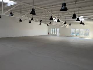 Découvrez cet espace professionnel de ±270 m², offrant de beaux volumes et une grande flexibilité d’aménagement. Idéal pour des bureaux, un...