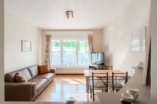 Dit gelijkvloers appartement is gelegen in de Herfstlaan 2 in Westende Bad, op een uitstekende locatie dicht bij het centrum en op korte afstand van winkels, horeca en de zee. Dankzij de praktische ligging geniet u hier van alle voordelen van het kustleven binnen handbereik.<br /><br />Het appartement beschikt over een aangename leefruimte, een functionele keuken en één volwaardige slaapkamer. De vernieuwde badkamer zorgt voor extra comfort en maakt het geheel meteen gebruiksklaar.<br /><br />Met een gunstig EPC zonder renovatieverplichting en een conforme elektrische keuring biedt deze eigendom een zorgeloze aankoop voor zowel eigen gebruik als investering.<br /><br />Een bijkomende troef is de mogelijkheid tot aankoop van een garage aan het gebouw voor €60.000. Bij deze garage hoort bovendien het genot van een gemeenschappelijke staanplaats, wat een bijzonder waardevolle meerwaarde is in Westende Bad.<br /><br />Dit appartement is ideaal als vaste woonplaats, tweede verblijf of investering aan de kust.<br /><br />Voor meer informatie of een bezoek kunt u contact opnemen met Inti op inti@immofrancois.be of 0499 74 89 74.<br /><br />