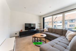 🏡 Welkom in het bruisende hart van Mariakerke, waar deze volledig gerenoveerde topwoning op jou wacht! Alles is vernieuwd met oog voor kwaliteit...