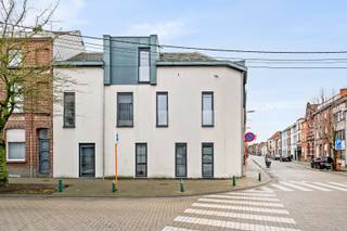 - Centrale ligging in Kortrijk: Sint-Denijsestraat 146<br />- Studentenkamer op wandelafstand van het station en tegenover grootwarenhuis<br />- Eigen badkamer met toilet, douche en wastafel<br />- Centrale verwarming<br />- Gemeenschappelijke keuken, berging, fietsenberging en koer<br />- EPC: 249 kWhm²/jaar, UC: 2645634<br />- Richtprijs: € 125.000 <br />- Mogelijkheid om 2 kamers aan te kopen<br />- Toprendement<br />- Voor eigen gebruik of verhuur mét service