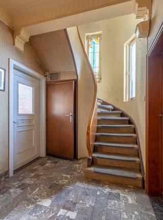 Located in the center of Itterbeek, this charming 1938 building in need of renovation is full of character and potential. Thanks to its combination...