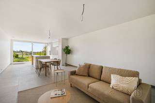 <p>Recent gerenoveerde en instapklare woning met zuidgerichte tuin en terras, 3 slaapkamers en moderne afwerking, centraal gelegen nabij alle voorzieningen!<br /><br />Deze volledig gerenoveerde woning (2025) combineert ruimte, comfort en energiezuinig wonen (EPC A – 98 kWh/m²/j) op een perceel van 173 m² met een bewoonbare oppervlakte van 140m². Dankzij de kwalitatieve afwerking en hedendaagse technieken is dit de ideale thuis voor wie zorgeloos wil wonen.<br /><br />INDELING:<br />Inkomhal, aansluitend een praktische wasplaats, lichtrijke en ruime leefruimte met open volledig geïnstalleerde keuken en toegang tot het zonnige zuidgerichte terras en de tuin. Verder beschikt de woning over 3 volwaardige slaapkamers, een moderne badkamer met douche, een apart toilet, en een kelder.<br /><br />EXTRA TROEVEN:<br />Recent totaal gerenoveerd (2025) – EPC A (energiezuinig) – verwarming via warmtepomp – PVC schrijnwerk met dubbele beglazing – zuidgerichte tuin en terras voor optimale lichtinval – 2 private parkeerplaatsen – conforme nutsvoorzieningen – rustige maar centrale ligging nabij winkels, scholen, openbaar vervoer, station en invalswegen.<br /><br />Deze woning combineert hedendaags wooncomfort met een uitstekende ligging, ideaal voor wie ruimte en energiezuinigheid belangrijk vindt.<br /><br />Voor wie is deze woning ideaal?<br />♦ Voor gezinnen die op zoek zijn naar een instapklare en energiezuinige woning met tuin.<br />♦ Voor koppels die ruimte en comfort willen combineren met een centrale ligging.<br />♦ Voor investeerders die mikken op een kwalitatieve en duurzame investering.<br /><br />Te koop via Immo Beguin, jouw vastgoedexpert sinds 2009. Met kantoren in Ronse, Waregem, Kortrijk, Deinze, Doornik en Lessines.<br />✉️ info@immobeguin.be</p>