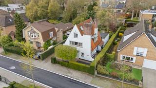 <p>Ontdek deze <strong>unieke en idyllische eigendom in de Veldstraat</strong>, waar karakter, ruimte en veelzijdigheid naadloos samenkomen.</p><p>De eigendom omvat <strong>twee volwaardige entiteiten</strong>: een charmante gezinswoning vooraan en een <strong>ruim, volledig ingericht bijgebouw</strong> achteraan de tuin. Ideaal voor wie wonen en werken wil combineren, een kangoeroewoning zoekt of extra rendement wenst.</p><p>De hoofdwoning verwelkomt u via een ruime inkomhal met gastentoilet en leidt naar de <strong>lichtrijke leefruimte met open keuken</strong>, volledig gericht naar de zonnige tuin. Verder beschikt u over een authentieke badkamer/wasruimte en een bureau. Op de eerste verdieping bevinden zich <strong>twee ruime slaapkamers en een badkamer</strong>, terwijl de zolder een <strong>polyvalente ruimte of bijzondere kinderkamer</strong> biedt.</p><p>Achteraan de tuin bevindt zich het absolute surplus: een <strong>bijgebouw met leefruimte, slaapkamer, badkamer, kantoorinrichting, wellness (spa &amp; sauna) én een afgesloten garage</strong>.</p><p>Technisch is de eigendom <strong>asbestveilig</strong>, met aandachtspunten op elektrisch vlak, wat ruimte biedt tot verdere optimalisatie.</p><p>Een eigendom die u niet enkel bekijkt, maar ervaart. <strong>Zeldzame kans op topligging.</strong></p><p>Interesse?</p>