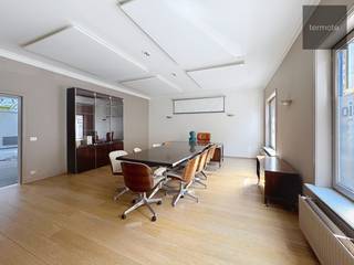 In het volle centrum, op een boogscheut van de Markt van Waregem, treffen we deze mooie commerciële ruimte.Het vroegere notariskantoor is ideaal voor...