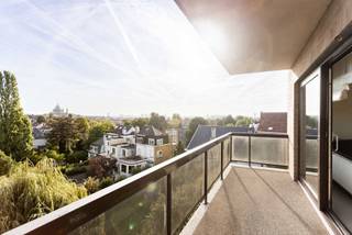 <p><span>Bent u op zoek naar een ruim appartement met terras en garage? Wij bieden u dit aangename appartement met drie slaapkamers te Sint-Agatha-Berchem. </span><span>Gelegen aan het Dr. Schweitzerplein geniet dit appartement van een uitstekende ligging. Winkels, scholen en openbaar vervoer (bus en metro) bevinden zich op wandelafstand. Met de wagen bereikt u bovendien vlot de autostrade in Groot-Bijgaarden.</span></p>
<p><span>Kortom, een ideale woning voor wie op zoek is naar ruimte, comfort en een goede bereikbaarheid!</span></p>
<p><span>Eerder op zoek naar een interessante investering? Het appartement is momenteel verhuurd aan € 1.370 per maand, waardoor u vanaf de aankoop meteen over een verhuurd appartement beschikt.</span></p>
<p><span><strong>Indeling</strong></span></p>
<p><span>We komen binnen in de inkomhal, voorzien van een gastentoilet. Deze leidt ons naar de ruime en lichtrijke woonkamer, die dankzij de grote raampartijen geniet van veel natuurlijk licht. Vanuit de woonkamer heeft u rechtstreeks toegang tot het terras, waar u heerlijk kunt genieten van het prachtige uitzicht.</span></p>
<p><span>Aansluitend vinden we de keuken en een praktische berging/wasruimte.</span></p>
<p><span>De nachthal brengt ons vervolgens naar drie ruime slaapkamers, een douchekamer, een tweede toilet en een badkamer met ligbad.</span></p>
<p><span>Tot slot beschikt het appartement over een ondergrondse garagebox, wat zorgt voor extra comfort en parkeergelegenheid.<br /><br />Interesse? Maak vandaag nog een afspraak! <br />info@impromove.be - 02 887 80 56</span></p>