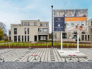 <p><span>Handelsruimte A.0.2 bevindt zich op het gelijkvloers in gebouw A en heeft een oppervlakte van 83 m². Het beschikt over een privé terras van 9m².</span><br /><br />Parkdomein Bloemenhof is een prachtig woonproject in hartje Ravels. De centrale ligging en de aandacht voor duurzame energie maken dit project uniek. <br />Er worden 24 moderne appartementen en 3 handelsruimtes gebouwd, met oppervlakten van 60m² tot 112m², allen met terras/tuin van 9m² tot 200m².</p>
<p>De ondergrondse parking is bereikbaar met de lift en biedt naast de bergingen ook een gemeenschappelijke fietsenberging.</p>
<p><strong></strong></p>
<p><strong>Mooi wonen in hartje Ravels</strong></p>
<p>Residentie Bloemenhof bevindt zich in een groene omgeving op een boogscheut van het kerkplein. Winkels, restaurants, cafés en scholen liggen op wandelafstand of zijn vlot bereikbaar. <br />De busverbindingen naar Turnhout en Tilburg zijn beschikbaar aan Ravels Kerk.</p>
<p><strong></strong></p>
<p><strong>Zin in een wandeling in de vrije natuur?</strong></p>
<p>Dan biedt het Gewestbos Ravels met zijn 850 hectare natuurgebied, het bezoekerscentrum ‘Boshuis’ en de vele wandelpaden geweldig veel mogelijkheden. Het gebied is ook toegankelijk voor ruiters en fietsers.</p>
<p>Het project wordt door LV-architecten omgetoverd tot een ware parel in Ravels. Met hun expertise weten ze een mooie balans tussen hedendaagse architectuur met een luxueuze uitstraling en gebruiksvriendelijkheid te vinden. Op die manier biedt het project niet alleen een moderne woning in een mooie omgeving, maar is er ook voldoende aandacht voor het leefcomfort.</p>
<p>De appartementen worden voorzien van vloerverwarming met warmtepomp. Die zorgt niet enkel voor verwarming, maar ook voor koeling. Zo voelt de woning in de winter gezellig warm aan en geniet je van een aangename temperatuurverlaging in de zomer. Het ventilatiesysteem D zorgt voor voldoende verluchting. <span>Je woonst is ook nog eens voorzien van zonnepanelen Zo hoef je je geen zorgen te maken om hoge energiekosten en kan je volop genieten van een aangenaam binnenklimaat. </span></p>
<p><strong></strong></p>
<p><strong>Fiscale voordelen, kwaliteitsmaterialen en energiezuinigheid</strong></p>
<p>Het project, gebouwd door aannemer Woestenborghs, wordt energiezuinig en doordacht gebouwd met oog voor detail alsook akoestische isolatie.<br /><br /><span>Parkdomein Bloemenhof wordt helemaal toekomstproof gerealiseerd en streeft naar een E-peil van 20. Hiermee legt de residentie de lat niet alleen hoger dan de huidige energienormen, maar biedt ze bewoners ook een vrijstelling van onroerende voorheffing over een periode van 5 jaar. Bovendien wordt het energieverbruik tot een minimum herleid door het gebruik van hernieuwbare energiebronnen. </span></p>
<p><strong>Beschermd als koper</strong></p>
<p>De verkoop van Residentie Bloemenhof geschiedt onder de Wet Breyne. Dit garandeert de koper uitgebreide bescherming en ontneemt alle risico’s. U betaalt in schijven naarmate de werken vorderen.</p>
<p><strong></strong></p>
<p><strong>Wil je graag meer weten over dit project?<br /></strong>Wij helpen je graag verder tijdens een afspraak op ons kantoor.<br /><br /><span>Ga naar “NIEUWBOUW” op www.vansweevelt.be voor een overzicht van alle beschikbare eenheden in onze nieuwbouwprojecten.</span></p>
<p>Dit is geen aanbod maar een onderhandelingsvoorstel. Alle informatie onder voorbehoud van materiële vergissingen en/of wijzigingen.</p>
<p></p>