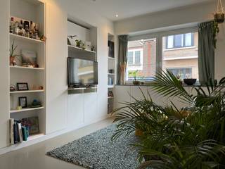 <p><strong>Welkom in deze charmante woning in de René Carelsstraat 4 in Borgerhout. Een huis waar ruimte, licht en comfort centraal staan – en waar je elke dag opnieuw met plezier thuiskomt. Gelegen in een levendige buurt, met alles binnen handbereik, combineert deze woning het beste van stadsleven met een oase van rust dankzij de zalige grote tuin.</strong></p><p></p><p><strong>Binnenkomen en thuiskomen</strong><br />Via de inkomhal betreed je de woning, waar je meteen voelt dat alles hier piekfijn in orde is. Hier vinden we ook het aparte gastentoilet en de toegang naar de kelder, ideaal voor extra opbergruimte.</p><p></p><p><strong>Leven en koken in stijl</strong><br />De lichtrijke leefruimte sluit naadloos aan op de grote open keuken, die volledig uitgerust en instapklaar is. Dit is dé plek waar koken en gezellig samenzijn samenkomen.</p><p></p><p><strong>Rust en comfort boven</strong><br />Op de eerste verdieping bevinden zich twee ruime slaapkamers, die je volledig naar eigen wens kan inrichten. De badkamer is royaal en praktisch ingericht, met een dubbele lavabo, inloopdouche én toilet.</p><p></p><p><strong>Genieten in het groen</strong><br />En dan dé absolute troef: de grote, zonnige tuin. Een plek waar je kan ontspannen, aperitieven, tuinieren of gewoon genieten van de buitenlucht. Hier ontsnap je even aan de drukte van de stad, zonder die echt te verlaten.</p><p></p><p>Kortom: een instapklare woning met veel licht, ruimte en een fantastische tuin op een toplocatie in Borgerhout. De woning is beschikbaar vanaf 1 oktober. De nutsvoorzieningen (water, gas en elektriciteit) dienen door de huurder zelf afgesloten te worden.</p><p></p><p>Overtuigd? Plan een bezoek in!</p>