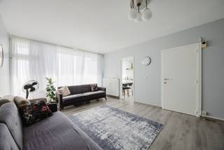 SITUATION<br /><br />Découvrez cet appartement de deux chambres avec terrasse, situé à Gand. Cet appartement offre un mélange idéal de confort et d'accessibilité. En transports en commun, vous rejoignez le centre-ville de Gand en quelques minutes, où vous pourrez profiter de toutes les commodités de la ville. La proximité d'axes routiers importants, tels que la R4 et la gare de Gand-Dampoort, garantit une excellente accessibilité. Dans les environs, vous trouverez plusieurs espaces verts (VolksTuintjes, Paviljoenpark, etc.), une aire de jeux, Dok Noord et le Houtdok. Le tout avec un MobilScore de 9,1 !<br /><br />AGENCEMENT<br /><br />En entrant, vous accédez au hall d’entrée, où il y a suffisamment de place pour un vestiaire. Vous arrivez ensuite dans le salon lumineux avec vue sur le jardin commun et l’aire de jeux. Depuis le salon, vous avez un accès direct à la terrasse ensoleillée orientée à l’est, idéale pour se détendre. La cuisine est équipée de tout le confort nécessaire et dispose d’un raccordement pour une machine à laver.<br /><br />L’appartement comprend également deux chambres, une salle de bains avec douche et des toilettes séparées, ce qui offre un confort d’utilisation supplémentaire.<br /><br />L’appartement a été entièrement rénové en 2023 et bénéficie d’un label EPC B avantageux.<br /><br />Les charges mensuelles s’élèvent à 294 €, eau et chauffage compris.<br /><br />ATTOUS<br /><br />- Cave privée et local à vélos commun inclus<br />- Nombreuses places de stationnement<br />- Bonne accessibilité<br /><br />Ne manquez pas cette opportunité et contactez Andreas pour plus d'informations et/ou pour une visite : 0472 61 00 00