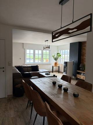 Deze volledig gerenoveerde woning, inclusief een gloednieuwe bijbouw uit 2024, is gunstig gelegen op een goede invalsweg. Het huis combineert modern wooncomfort met uitstekende energetische voorzieningen, zoals centrale verwarming op aardgas, een sfeervolle pelletkachel en elf zonnepanelen die nog tot 2030 profiteren van groencertificaten. Het interieur is praktisch en luxueus ingedeeld met onder andere twee badkamers, waarvan de ene is uitgerust met een ontspannend ligbad en de andere over een moderne inloopdouche beschikt.<br /><br />Op het gebied van veiligheid en gemak is de woning zeer compleet uitgerust met een videofoon, camerabewaking en een elektrisch te bedienen poort. Ook het Velux-raam is elektrisch bedienbaar en alle ramen in de woning zijn voorzien van vliegenramen voor optimaal comfort tijdens de zomermaanden.<br /><br />Buiten vindt u een onderhoudsvriendelijke tuin waar het heerlijk vertoeven is. De vaste barbecue maakt het plaatje compleet voor wie houdt van het buitenleven zonder de lasten van intensief tuinonderhoud. Deze instapklare woning biedt hiermee een unieke combinatie van veiligheid, duurzaamheid en modern sanitair comfort.<br /><br />EPC BEPAALT VOOR DE RENOVATIES