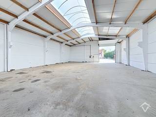Deze opslagruimte heeft een totale oppervlakte van 285m², de afmetingen zijn: 14,50 m breedte en 19,70 m lengte. Er is een toilet en elektriciteit aanwezig. Huurprijs is 995 € / maand exclusief btw. Onroerende voorheffing ten laste van de verhuurder. Onmiddellijk beschikbaar.