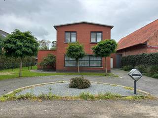 Ben je op zoek naar een ruime gezinswoning in Melsele? Deze woning beschikt over 3 slaapkamers, een garage en een grote tuin.<br /><br />Bij het binnenkomen kom je terecht in de inkomhal met een apart toilet.<br />Van hieruit kom je in de <strong>ruime leefruimte,</strong> waar je voldoende plaats hebt voor een gezellige zithoek en een eethoek.<br />Aansluitend bevindt zich de keuken, voorzien van ingemaakte toestellen. Vanuit de keuken heb je toegang tot een praktische berging, ideaal voor extra opslagruimte.<br /><br />Op de eerste verdieping bevinden zich<strong> 3 slaapkamers</strong> en een badkamer, uitgerust met een douche, lavabomeubel en toilet.<br /><br />Verder beschikt de woning over een <strong>garage </strong>en een <strong>grote tuin</strong>, waar je volop kan genieten van de buitenruimte.<br /><br />De woning wordt verwarmd via een <strong>mazoutketel</strong>.<br /><br /><strong>Praktische informatie:</strong>
<ul>
<li>Beschikbaar vanaf 1/1/2027</li>
<li>Huurwaarborg: 3 maanden huur (€3.750-)</li>
</ul>
Interesse? Neem gerust contact op voor meer informatie of een bezoek ter plaatse.<br /><br />Neem een kijkje op www.immoselekt.be voor ons volledige huuraanbod.