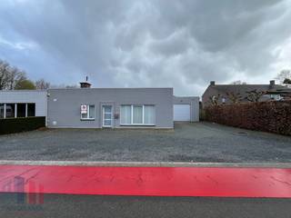 Strategisch gelegen bedrijfsgebouw bestaande uit een magazijn in combinatie met kantoorruimte. De site geniet van een uitstekende bereikbaarheid,...