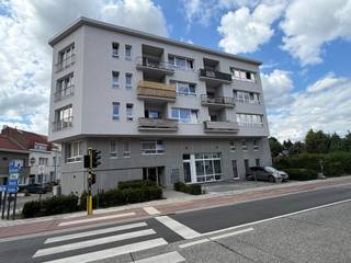Dit centraal gelegen appartement, gebouwd in 1958 en gerenoveerd in 2014, bevindt zich op de derde verdieping rechts en is vlot bereikbaar met de lift.<br />Het appartement omvat twee slaapkamers, een ruime living, een ingerichte keuken, een badkamer en een zuidelijk georiënteerd terras van 5 m². Daarnaast is er een kelder inbegrepen. Er is geen garage of staanplaats voorzien.<br />De maandelijkse lasten bedragen € 140 en omvatten een provisie voor verwarming, koud water (aangerekend volgens het tarief van de watermaatschappij) en warm water (€ 0,01/liter).<br />In de zomer van 2025 werden bijkomende renovatiewerken uitgevoerd, waarbij de volledige voorgevel werd geïsoleerd met 10 tot 15 cm EPS-isolatie. Het EPC werd na deze werken nog niet vernieuwd. Het huidige EPC heeft label D met een energiescore van 348 kWh/m²/jaar.<br />Beschikbaar vanaf 1 september 2026.