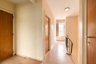 <p><em>Bezoeken kunnen online ingeboekt worden voor deze woning op 10/09/2026 tussen 13u en 15u (vol = vol), zoek de knop &amp;quot;BOOK2LOOK&amp;quot; en volg de stappen.</em><br /><br /><strong>Halfopen bebouwing in het centrum van Nossegem, vlakbij het treinstation en met vlotte verbindingen.</strong><br />Deze woning uit 1961 combineert een centrale ligging met een rustige woonomgeving in Nossegem. Dankzij de nabijheid van het treinstation, openbaar vervoer en belangrijke invalswegen geniet u van een uitstekende bereikbaarheid. Tegelijk woont u hier in een groene en landelijke omgeving, dichtbij scholen en park. De halfopen woning beschikt over 3 slaapkamers, een gezellige tuin en een praktische indeling met aangename leefruimtes. Een interessante opportuniteit voor wie een huis wil kopen in Nossegem met potentieel en een centrale ligging.<br /><br /><u><strong>Belangrijkste ruimtes:</strong></u><br />• Inkomhal van 4 m²<br />• Gezellige living van 15,8 m²<br />• Eetkamer van 19,8 m²<br />• Keuken van 9 m²<br />• Wasplaats van 26 m² met extra bergruimte<br />• Badkamer van 3,8 m²<br />• Apart toilet<br />• 3 slaapkamers van 15,4 m², 11,4 m² en 9,8 m²<br />• Garage van 20 m²<br />• Terras van 5 m²<br />• Tuin van 35 m²<br /><br /><u><strong>Troeven:</strong></u><br />• Vlakbij het treinstation van Nossegem<br />• Vlot bereikbaar via invalswegen en openbaar vervoer, maar toch rustig gelegen<br />• Gelegen in het centrum van Nossegem, nabij scholen, park en voorzieningen<br /><br />Meer informatie of een bezoek met Nicolas Geeraerts? Contacteer ons via +3223351115<br />JOUW DROOMHUIS. ZO GEVONDEN!</p>
