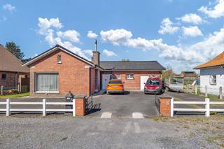 Bent u op zoek naar comfortabel wonen op één niveau, in een rustige buurt maar toch overal dichtbij? Deze charmante bungalow in de Olsene biedt...