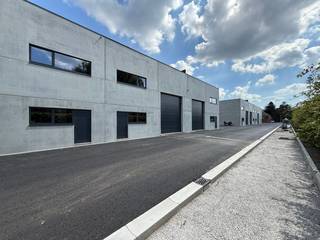 Gloednieuwe KMO-unit met een oppervlakte van <strong>270 m² </strong>te koop. Fantastisch gelegen op slechts 500 m van de <strong>N9 </strong>met een vlotte verbinding naar de <strong>expressweg </strong>Eeklo. <br /><br />De casco opslagruimte met een vrije hoogte van 6 m is toegankelijk via een automatische sectionale poort met een afzonderlijke toegangsdeur. De geïsoleerde loods is verder uitgerust met een lichtstraat met rookluiken. De polybetonvloer biedt een duurzame basis voor diverse opslagbehoeften. Daarnaast zijn er <strong>ramen </strong>aanwezig, die ideaal zijn om een kantoorruimte te creëren. Ook is er een regenwaterpomp voorzien, alsook een basis zekeringskast. Ruime parkeer- en manoeuvreerruimte op de verharde site. De loods maakt deel uit van het gloednieuwe project " <strong>ZONE CENTRUM</strong> ". Ook andere oppervlaktes beschikbaar. <strong>Beschikbaar bij notarële akte</strong>. Tevens een zeer interessante investering om te verhuren.<br /><br />Contacteer <strong>PANORAMA B2B</strong> voor bijkomende (technische) inlichtingen, plannen of een vrijblijvend plaatsbezoek <strong>0477 02 09 02</strong>.