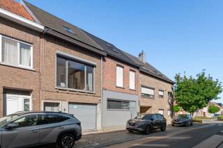 Op een gunstige locatie nabij het centrum van Niel bevindt zich deze ruime en instapklare gezinswoning. De woning werd in 2017 grondig gerenoveerd en combineert een moderne afwerking met bijzonder veel ruimte. Vier slaapkamers, een diepe inpandige garage en een aangename tuin maken dit tot een ideale thuis voor een gezin.<br /><br /> De woning is te betreden via de inkomhal met apart gastentoilet en handwasser. Vanuit de hal is er rechtstreekse toegang tot de ruime inpandige garage met sectionale poort en de berging. <br /><br />Achteraan bevindt zich de bijzonder ruime en lichtrijke leefruimte, met voldoende plaats voor een gezellige zithoek en een ruime eetplaats. De brede raampartijen zorgen voor veel natuurlijke lichtinval en geven rechtstreeks uit op de veranda. De pelletkachel vormt een gezellige aanvulling en zorgt voor extra warmte tijdens de koudere maanden. <br /><br /> De moderne open keuken sluit mooi aan op de leefruimte en beschikt over veel kastruimte en een praktische vaste zitbank. De keuken is uitgerust met een oven, microgolfoven, koelkast en diepvriezer van Siemens, een vaatwasser van Bosch, een inductiekookplaat, een ingebouwde dampkap en een dubbele spoelbak. Een grote lichtkoepel brengt ook aangenaam daglicht binnen. <br /><br /> Op de eerste verdieping geeft de nachthal toegang tot twee slaapkamers. Aan de voorzijde bevindt zich de ruime hoofdslaapkamer, terwijl de tweede slaapkamer aan de achterzijde is gelegen. De verzorgde badkamer is uitgerust met een douche, toilet en lavabomeubel. In de nachthal zorgen ingemaakte kasten voor bijkomende praktische bergruimte. <br /><br /> De bovenste verdieping werd eveneens volwaardig ingericht en omvat nog twee slaapkamers. Dankzij de dakramen genieten beide kamers van een mooie natuurlijke lichtinval. Een van de kamers beschikt bovendien over ingemaakte kastruimte. In totaal telt de woning dus vier slaapkamers, waarbij de kamers ook flexibel kunnen worden gebruikt als bureau, hobbyruimte of speelkamer. <br /><br /> Vanuit de leefruimte is er toegang tot de veranda en de volledig afgesloten tuin. De beplanting zorgt voor de nodige privacy, terwijl de tuinberging achteraan extra opslagruimte biedt. <br /><br />Troeven:<br />+ Gunstige locatie<br />+ Instapklaar<br />+ Renovatie in 2017<br />+ Inpandige garage<br />+ Geïsoleerd dak<br />+ Veertien zonnepanelen<br /><br />Interesse in dit eigendom? Contacteer ons via 03 337 50 70 of info@vbvastgoed.be voor meer informatie of een bezoek ter plaatse.