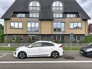 <h2><i><span><strong>Ruim gelijkvloers appartement met 2 slaapkamers, terras en autostaanplaats nabij centrum Dendermonde</strong></span></i></h2><p><span>Op zoek naar een comfortabel appartement waar ruimte, rust en een centrale ligging mooi samenkomen? Dit aangename gelijkvloerse appartement bevindt zich in een kleinschalige en rustige residentie, op wandelafstand van het </span><i><span><strong>centrum van Dendermonde</strong></span></i><span>.</span></p><p><span>De<strong> </strong></span><i><span><strong>ruime woonkamer </strong></span></i><span>geniet van</span><i><span> veel natuurlijke lichtinva</span></i><span>l en sluit aan op de </span><i><span><strong>ingerichte keuken</strong></span></i><span><strong>.</strong> Verder beschikt het appartement over</span><i><span> <strong>twee comfortabele slaapkamers</strong>,</span></i><span> een </span><i><span><strong>badkamer met douche</strong></span></i><span>, een </span><i><span><strong>afzonderlijk toilet</strong></span></i><span> en een</span><i><span><strong> praktische berging.</strong></span></i></p><p><span>Een belangrijke extra troef is het terras met aansluitend een private staanplaats voor de wagen.</span></p><p><span>Dankzij de ligging op het </span><i><span><strong>gelijkvloers </strong></span></i><span>is het appartement bovendien bijzonder toegankelijk en praktisch in gebruik.</span></p><p><span>De locatie is optimaal; winkels, scholen, medische voorzieningen en het openbaar vervoer bevinden zich op wandelafstand.</span></p><p><span>De verwarming gebeurt op aardgas en het appartement beschikt over een gunstige</span><i><span><strong> EPC</strong></span></i><span>-score label</span><i><span><strong> B</strong></span></i><span> .</span></p><p><span>Een </span><i><span><strong>ruim en comfortabel appartement</strong></span></i><span> op een centrale locatie, ideaal voor wie gelijkvloers wil wonen met een vlotte bereikbaarheid en gunstig wooncomfort.</span></p><p><span><strong>Beschikbaar vanaf 15 november 2026. Huur </strong>(appartement met staanplaats)<strong> : 820€ + 75€ gemeenschappelijke kosten</strong></span></p><p><span>Kom dit gelijkvloers appartement ontdekken tijdens ons<strong><u> bezoekmoment </u></strong>op </span><i><span><strong>woensdag 9 september</strong></span></i><span> van </span><i><span><strong>19u tot 20u</strong></span></i></p><p><span> enkel op afspraak! </span></p><p><span>Boek uw afspraak online | </span><span>info@rented.be</span><span> | 078 482000 | </span><span>www.r-vastgoed.be</span><span> </span></p>