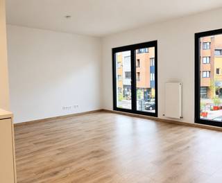 <p>Op een uitstekende locatie, vlak bij het Vlinderpaleis, de gezellige Troonplaats en het bruisende Zuid, bevindt zich dit trendy appartement van ca. 70 m² in residentie ‘Palacio’. Tal van leuke cafés en restaurants liggen op wandelafstand. Ook het openbaar vervoer en de belangrijkste invalswegen bevinden zich in de nabije omgeving, waardoor u geniet van een uitstekende bereikbaarheid.<br /><br />De inkomhal geeft rechtstreeks uit op de gezellige en lichtrijke leefruimte met halfopen keuken. Dankzij de grote raampartijen en de zuidwestelijke oriëntatie geniet u hier volop van de aangename avondzon. De keuken sluit mooi aan op de leefruimte en is uitgerust met een kookvuur, oven, koelkast en vaatwasser. Hier bevinden zich eveneens de aansluitingen voor wasmachine en droogkast.<br /><br />Via de nachthal bereikt u de twee slaapkamers. De badkamer is voorzien van een ruime inloopdouche en een dubbele lavabo.<br /><br />Tot slot beschikt het appartement over een apart gastentoilet.<br /><br />Een private kelderberging en gemeenschappelijke fietsenstalling zijn reeds begrepen in de huurprijs.<br /><br />Gemeenschappelijke lasten: 100 Euro per maand.<br />Alle nutsvoorzieningen (gas, water en elektriciteit) zijn privé op te nemen door de huurder.<br /><br />Beschikbaar vanaf 15 november 2026.</p>