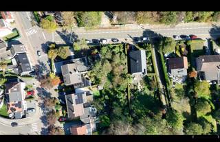 <p><span>Bouwgrond met een oppervlakte van 796m² met zuidgerichte achterzijde in Kapellen.</span></p><p><span>Op zoek naar een bouwgrond om uw droomwoning te realiseren?<br />In de Oude weg ter hoogte van nummer 40 in Kapellen bieden wij dit mooie perceel aan.</span></p><p><span>De bouwgrond heeft een breedte van 16 meter en een diepte van 57 meter. </span></p><p><span>Dankzij de zuidelijke oriëntatie van de achtergevel geniet u optimaal van de zon in de toekomstige tuin en leefruimtes.</span></p><p><span> </span></p><p><span>Plaatsing </span></p><p><span>- Voorgevel op minimum 6,00 meter uit de voorste perceelsgrens of in lijn met andere woningen of volgens rooilijnplan </span></p><p><span>- Zijgevels op 3,00 meter van de zijdelingse perceelsgrenzen </span></p><p><span> </span></p><p><span>Bouwdiepte </span></p><p><span>- Gelijkvloers 17,00 meter, indien er nog 10,00 meter tuin blijft </span></p><p><span> </span></p><p><span> bouwhoogte </span></p><p><span>- Kroonlijst maximum 7,00 meter en nok maximum 12,00 meter hoog, bij een plat dak maximum 7,00 meter hoog </span></p><p><span> </span></p><p><span>Bouwbreedte </span></p><p><span>- </span><span>minimum 8,00 meter </span></p><p><span> </span></p>