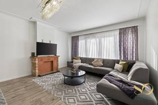 We stellen u dit appartement van 109 m² volgens EPC voor, gelegen op de 1e verdieping van een gebouw van 5 verdiepingen met lift, ideaal gelegen in Laken, Joseph-Benoit Willemsplein 54, in de nabijheid van openbaar vervoer, winkels en scholen,… . Het appartement, dat zeer goed onderhouden is, bestaat uit een woonkamer (30 m²), 2 slaapkamers, een ingerichte keuken, een badkamer met voorzieningen voor wasmachine en droogkast en balkon (2 m²). Mogelijkheid om een garagebox afzonderlijk aan te kopen. Collectieve gasverwarming. Elektriciteit niet conform. EPC: G. Lasten: ± 360 €/maand (gemeenschappelijke kosten + privatieve verwarming). Momenteel verhuurd. Onroerende voorheffing: ± 1370 €. We verkopen eveneens 2 tweeslaapkamerappartementen waaronder 1 met garagebox en 1 drieslaapkamerappartement op de eerste verdieping. Alle 4 appartementen zijn verhuurd. Ideaal VOOR IEDEREEN.