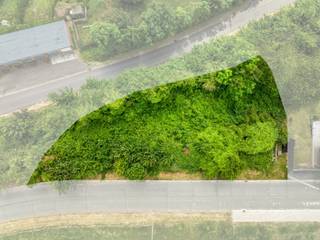 Magnifique terrain à bâtir de 6a47ca, avec permis de construire, pour une construction 4 façades, dans un cadre idyllique sur le flanc du village...