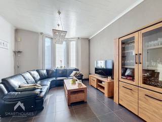 <p>Mooi gelegen vrijstaande woning in een rustige omgeving bestaande uit een inkomhal, gezellige leefruimte met eet-en zithoek, volledig uitgeruste keuken met eetplaats, was/bergplaats, ingerichte badkamer (douche, ligbad, lavabomeubel en toilet) en een gezellige tuin met een groot terras (deels overdekt) met achterliggend bijgebouw. Op het verdiep zijn 3 slaapkamers en een vaste trap naar de geïsoleerde zolder.</p>
<p></p>
<p>Extra troeven:</p>
<ul>
<li>Voorzien van zonnepanelen</li>
<li>Conforme keuring elektriciteit</li>
<li>Regenwaterput</li>
<li>Oprit met elektrische poort</li>
<li>Droge kelder</li>
<li>Private tuin met tuinberging en bijgebouw</li>
<li>Instapklaar</li>
</ul>
<p></p>
<p>Deze woning is te koop ZONDER makelaar via het concept van Smart Houses! Wenst u verdere inlichtingen of bezoek? Contacteer rechtstreeks de eigenaar via 0468/29.24.85</p>