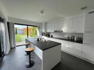 Bent u op zoek naar een moderne, energiezuinige en instapklare woning op een uitstekende locatie? Dit gezellige huis te huur in Hasselt combineert hedendaags wooncomfort met een rustige ligging en een aangename groene tuin.<br /><br />Dankzij de gunstige ligging nabij het centrum van Hasselt geniet u van een vlotte bereikbaarheid en bevinden winkels, scholen, het station en openbaar vervoer zich op korte afstand.<br /><br />Indeling van de woning:<br />- Inkomhal<br />- Toilet<br />- Lichtrijke leefruimte<br />- Volledig uitgeruste keuken<br />- praktische berging <br />- 3 slaapkamers<br />- Badkamer met ligbad en douche<br />- Terras met aangename groene tuin<br /><br />Troeven:<br />- Moderne uitstraling en instapklaar<br />- Energiezuinige woning<br />- Rustige en aangename ligging<br />- Fijne groene tuin met terras<br />- Nabij het centrum en station van Hasselt<br />- Winkels, scholen en openbaar vervoer in de buurt<br />- Vlotte bereikbaarheid<br /><br />Deze woning in Hasselt is ideaal voor wie op zoek is naar een comfortabele huurwoning met een goede ligging en een aangename buitenruimte.<br /><br />De snelste manier om een bezoek te brengen aan deze woning? Vraag je bezoek aan via de rode knop op onze website (www.dewaele.com).<br /><br />Telefonisch kunnen er geen afspraken gemaakt worden. Bij andere vragen kun je ons telefonisch contacteren via 011 30 50 50.<br /><br />Tot binnenkort