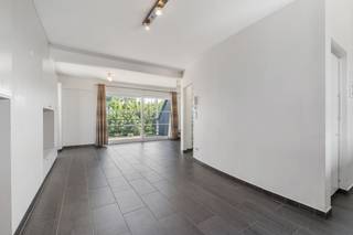 [[ DIT PAND NEEMT DEEL AAN DE ERA OPEN HUIZEN DAG OP 19/9 VAN 17:30 TOT 18:30 ]]
Te koop: instapklaar appartement in Baasrode met een prachtig groen uitzicht op het water.
<p>Dit appartement combineert comfort en rust, met twee gezellige terrassen waar u heerlijk kunt ontspannen. De ligging in een groene omgeving aan de rand van het water maakt het ideaal voor lange wandelingen en fietstochtjes. Bovendien bevindt u zich nabij scholen, openbaar vervoer, het treinstation en belangrijke invalswegen.</p>

<p>Belangrijkste ruimtes:<br />• Ruime living (38 m²) met veel lichtinval en toegang tot terras.<br />• Volledig ingebouwde keuken (10 m²) met inductiekookplaat, oven, vaatwasser en ingemaakte kasten.<br />• Slaapkamer (29 m²) met voldoende ruimte voor een zithoek.<br />• Badkamer (6 m²) met ligbad, dubbel spoelbak en toilet.<br />• Twee terrassen (6 m² en 7 m²) met uitzicht op groen en water.<br />• Berging (3 m²) met aansluitingen voor wasmachine en droogkast.<br />• Garage (16 m²). (Verplicht aan te kopen aan 25.000 euro)</p>

<p>Troeven:<br />• Prachtig instapklaar appartement met groen uitzicht op het water.<br />• Twee gezellige terrassen om tot rust te komen.<br />• Ideaal voor lange wandelingen en fietstochtjes.</p>

<p>Neem vandaag nog contact op met uw ERA-makelaar voor een bezoek.</p>

<p> </p>

<p>JOUW DROOMAPPARTEMENT. ZO GEVONDEN!</p>