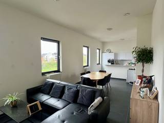 Appartement op het 3e verdiep met ruime inkomhal; afzonderlijke WC; lichtrijke living met open keuken ingericht met afwasbak, kookplaat,...