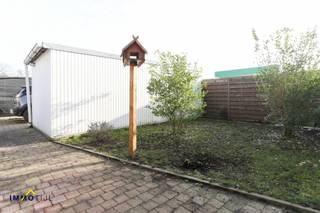 De woning beschikt over een ruime en <strong>gezellige leefruimte met houthaard</strong>, ideaal voor knusse avonden. De volledig <strong>ingerichte keuken</strong> sluit mooi aan op de leefruimte.<br />De <strong>veranda</strong> is een echte troef en ideaal om te genieten tijdens de tussenseizoenen.<br />Op het gelijkvloers bevindt zich de <strong>eerste badkamer met douche</strong> en een zeer ruime berging.<br />Via de trap bereikt u het tussenverdiep, waar de <strong>tweede badkamer</strong> is voorzien van een wastafel en <strong>ligbad</strong>.<br /><br />Op de eerste verdieping bevinden zich <strong>drie mooie slaapkamers</strong>, waarvan één met aansluitende dressingruimte.<br />Daarnaast zijn er een <strong>droge kelder</strong> en een <strong>zolder</strong> aanwezig.<br /><br />De tuin biedt een <strong>aangenaam terras</strong>, voldoende <strong>tuinberging</strong> en een <strong>oprit, afgesloten met een poort</strong>.<br /><br />De woning werd door de jaren heen energetisch gerenoveerd. In een laatste fase zullen nog verdere dakisolatiewerken worden uitgevoerd. Na voltooiing hiervan zal een nieuw energieprestatiecertificaat (EPC) worden opgemaakt. Het huidige EPC dateert van vóór deze energetische verbouwingen en weerspiegelt bijgevolg niet de huidige toestand van de woning.<br /><br />Een ideale woning voor wie comfort, charme en ruimte weet te waarderen.<br /><br /><strong>Huurprijs: € 930 / maand</strong><br /><br /><strong>Beschikbaar vanaf 1 april</strong><br /><br />Bezoek inplannen? Bel 052 690 691.