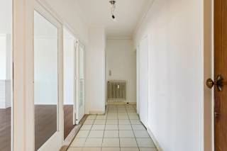 Op zoek naar een appartement dat u volledig naar eigen smaak kunt afwerken? Dan is dit op te frissen appartement zeker een bezoek waard. De grootste troef is de ruime en aangename living van ca. 40 m², aangevuld met een recent vernieuwde keuken voorzien van nieuwe apparatuur en toegang tot het terras.<br /><br />Het appartement beschikt over een inkomhal met ingemaakte kasten, een ruime leefruimte met dichte haard, twee slaapkamers waarvan één met toegang tot het terras, een badkamer met douche, lavabo en toilet, een terras en een privatieve kelder.<br /><br />Het appartement bevindt zich langs een belangrijke verbindingsweg, waardoor winkels, scholen, openbaar vervoer en andere voorzieningen zich in de onmiddellijke nabijheid bevinden. Bovendien zijn omliggende gemeenten en belangrijke invalswegen vlot bereikbaar.<br /><br />Dankzij de praktische indeling, de ruime leefruimte en de nieuwe keuken biedt dit appartement heel wat potentieel voor wie op zoek is naar een woning die nog naar eigen smaak kan worden opgefrist.<br /><br />pluspunten: <br />- Ruime en lichtrijke living van ca. 40 m²<br />- Recent vernieuwde keuken met nieuwe apparatuur<br />- Praktische ingemaakte kasten in de inkomhal<br />- Privatieve kelderberging<br />- Vlotte verbinding naar belangrijke invalswegen<br />- EK conform <br />- EPC C<br /><br />Voor meer informatie of een afspraak ter plaatse, aarzel niet ons te contacteren. Wij zijn bereikbaar via het nummer 03 337 50 70 of info@vbvastgoed.be.
