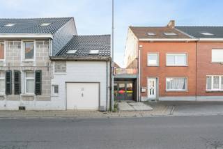 Gelegen op een gunstige locatie nabij het centrum van Bever, vinden we dit ruime handelspand met een totale bruikbare oppervlakte van ca. 294 m².Het...
