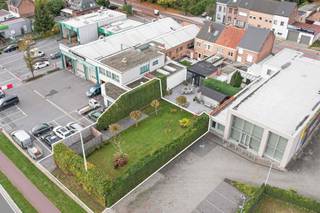 <p>Aan de Brusselsesteenweg 458 in Mechelen, achterliggend aan de Zemstbaan 5, bieden wij een perceel grond van <strong>352 m²</strong> (Lot 2) te koop aan. Het perceel is vlot bereikbaar en geniet een strategische ligging langs een belangrijke invalsweg.</p><p></p><p><strong>Belangrijk:</strong> dit betreft <strong>geen bouwgrond</strong>. Het perceel beschikt momenteel niet over een afzonderlijke bouwtitel voor residentiële bebouwing.</p><p>Door zijn ligging en context biedt het perceel <strong>mogelijk projectmatig ontwikkelingspotentieel</strong>. Geïnteresseerde partijen kunnen de ontwikkelingsmogelijkheden onderzoeken in functie van hun project. </p><p></p><p><strong>Troeven</strong></p><ul><li><p>Perceel van ca. <strong>352 m²</strong> (Lot 2).</p></li><li><p>Strategische ligging aan de Brusselsesteenweg (N1).</p></li><li><p>Achterliggend bereikbaar via de Zemstbaan.</p></li><li><p>Interessant voor investeerders en projectontwikkelaars die de mogelijkheden verder wensen te onderzoeken.</p></li></ul>