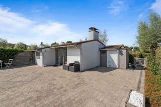 <p><strong>Te koop: Gerenoveerde vakantiewoning te Sunparks Oostduinkerke.</strong></p>
<p>Deze woning biedt een aangename combinatie van rust, functionaliteit en een centrale ligging aan de kust. Gelegen in een vakantiepark in Oostduinkerke geniet u hier van een ontspannen omgeving, ideaal als tweede verblijf of gezinswoning. De woning beschikt over een lichtrijke leefruimte, een praktische keuken en twee slaapkamers, waardoor ze perfect aansluit bij wie comfortabel wil wonen dicht bij zee en natuur. Het terras vormt een fijne plek om buiten te genieten in alle rust. Dankzij de open bebouwing geniet u bovendien van extra privacy en een aangenaam ruimtegevoel.</p>
<p><strong>Belangrijkste ruimtes:</strong><br />• Woonkamer met aangename lichtinval en gezellige leefruimte<br />• Eetkamer aansluitend op de woonkamer<br />• Praktische keuken met functionele indeling<br />• Badkamer<br />• 2 slaapkamers<br />• Berging met extra opbergruimte<br />• Terras om buiten te ontspannen</p>
<p><strong>Troeven:</strong><br />• Open bebouwing met aangenaam ruimtegevoel<br />• Rustige ligging in vakantiepark in Oostduinkerke<br />• Ideaal als tweede verblijf aan de kust</p>
<p>Neem vandaag nog contact op met je ERA-makelaar voor een bezoek.</p>
<p>JOUW DROOMHUIS. ZO GEVONDEN!</p>