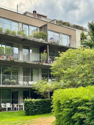TE HUUR - GENT. In het historische hart van Gent, vlak bij de Sint-Baafskathedraal: stijlvol dakappartement op de derde verdieping met een...