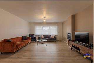 Op een rustige ligging vindt u deze volledig gerenoveerde woning met 4 slaapkamers op Kwadeweg 59 in Evergem. De woning werd de afgelopen jaren grondig aangepakt en combineert comfort, kwaliteit en praktische ruimte. Dankzij de vele vernieuwingen is dit een ideale instapklare woning voor gezinnen of voor wie wonen en werken wil combineren.<br /><br />Bij de renovatie werd veel aandacht besteed aan duurzaamheid en kwaliteit. Zo werden alle muren in de spouw geïsoleerd en is ook de zolder volledig geïsoleerd. De woning beschikt overal over dubbele beglazing en rolluiken, wat zorgt voor extra comfort en energiezuinigheid. Zowel de elektriciteit, waterleidingen, centrale verwarming als de gasleiding werden vernieuwd. Ook de riolering werd volledig vernieuwd, zowel binnen als buiten de woning.<br /><br />Binnenin valt meteen de degelijke afwerking op. De tussenverdiepingen zijn uitgevoerd met betonvloeren en zowel boven als beneden werd gekozen voor hoogwaardig laminaat. De nieuwe badkamer straalt luxe uit dankzij het gebruik van echte eik en natuursteen. Daarnaast beschikt de woning over een droge kelder die professioneel werd behandeld.<br /><br />De woning is ook praktisch ingericht. Het bijgebouw biedt tal van mogelijkheden en kan perfect dienen als kantoor, praktijkruimte of hobbyruimte. Rondom de woning zijn elektrische kabels voorzien voor het plaatsen van lichtpalen in de tuin. Verder is er een camerasysteem inbegrepen in de prijs voor extra veiligheid.<br /><br />Buiten geniet u van een ruime tuin (zuidoost gericht) met speelruimte voor kinderen. De ramen zijn overal voorzien van muggenhorren. De oprit werd recent vernieuwd door de eigenaar en biedt plaats voor ongeveer zes wagens. Ook de gordijnen op maat (ter waarde van circa €10.000) blijven in de woning.<br /><br />Extra troeven: geen asbest aanwezig, elektriciteit volledig conform en een EPC-score C.<br /><br />Kortom: een instapklare, goed onderhouden en grondig gerenoveerde woning met veel ruimte, comfort en mogelijkheden, gelegen in een aangename omgeving in Evergem.<br /><br />Interesse? Contacteer mij vandaag nog voor meer info op 0472/50.08.58.<br />Mohamed