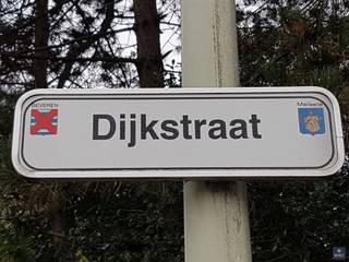 <h2><span>Bouwgrond (lot 3B) zonder bouwverplichting voor HOB op toplocatie in Melsele !</span></h2><h2><span> </span></h2><h2><span>Bent u op zoek naar de perfecte locatie voor je droomwoning? Dan is dit perceel van </span><span>± 513 m²</span><span> in de </span><span>Dijkstraat te Melsele</span><span> precies wat je zoekt! </span></h2><p><span>Gelegen tussen de Expressweg N49 en de Schoolstraat, geniet je hier van een</span><span> residentiële ligging</span><span> met een </span><span>vlotte bereikbaarheid</span><span> en het centrum van Melsele op slechts 1 km afstand.</span></p><p><span>Er is </span><span>geen bouwverplichting</span><span>, wat je de vrijheid geeft om op jouw tempo te bouwen. Bovendien zijn er </span><span>gunstige stedenbouwkundige voorschriften</span><span> die toelaten om een ruime gezinswoning te realiseren.</span></p><p><span> </span></p><p><span>LOT 3B Huisnummer 41</span></p><ul><li><span>Perceeloppervlakte</span><span>: ± 513 m²</span></li><li><span>Perceelsbreedte </span><span>: ± 9,75 m</span></li><li><span>Max. bebouwbare oppervlakte (GV + 1V + 2V=dakverdieping)</span><span>: ± 214 m²</span><ul><li><span>Gelijkvloers: ± 102 m²</span></li><li><span>1e verdieping: ± 65 m²</span></li><li><span>Dakverdieping: ± 47 m²</span></li></ul></li><li><span>Grote Garage</span><span>: verplicht te voorzien achteraan rechts op het perceel, aansluitend aan garage Dijkstraat nr 39 (± 32 m²), zoals aangeduid op het verkavelingsplan</span></li></ul><p><span> </span></p><p><span>Bouwinformatie & Voorschriften</span></p><ul><li><span>Bouwtype</span><span>: Halfopen bebouwing</span></li><li><span>Dakvorm</span><span>: Hellend dak verplicht (2 gelijke hellingen, 25°45°)</span></li><li><span>Max. bouwdiepte</span><span>:</span><ul><li><span>Gelijkvloers: ± 18 m</span></li><li><span>Verdiepingen: ± 11 m</span></li></ul></li><li><span>Bouwvrije strook</span><span>: rechts op het perceel</span></li><li><span>Hoofdbestemming</span><span>: Eéngezinswoningen (met aanvullende woonfuncties toegelaten)</span></li><li><span>Geen bouwverplichting</span></li></ul><p><span> </span></p><p><span>Nutsvoorzieningen & Infrastructuur</span></p><ul><li><span>Aansluitingen mogelijk</span><span>: elektriciteit, aardgas, water, Telenet, Proximus</span></li><li><span>Gescheiden riolering verplicht</span></li><li><span>Normale tuininfrastructuur</span><span> toegestaan</span></li><li><span>Afpaling</span><span>: éénmalige afpaling door landmeter op vraag van de koper</span></li></ul><p><span> </span></p><p><span>Juridisch & Administratief</span></p><ul><li><span>Verkoopprijs exclusief kosten</span><span> (oa registratie, notaris, hypotheek, meetkost 750 euro ex. btw en aandeel verkavelingsakte 750 euro ex. btw)</span></li><li><span>Verkavelingsvergunning</span><span>: aanwezig</span></li><li><span>Stedenbouwkundige vergunning</span><span>: toegekend</span></li><li><span>Stedenbouwkundige bestemming</span><span>: woongebied</span></li><li><span>Watertoets</span><span>: niet overstromingsgevoelig</span></li><li><span>Voorkooprecht</span><span>: aangevraagd</span></li><li><span>Geen herstelmaatregelen of dagvaarding</span></li></ul><p><span> </span></p><p><span>Ligging & Bezoek</span></p><ul><li><span>Ligging</span><span>: centraal maar rustig, op wandelafstand van het centrum van Melsele</span></li><li><span>Bereikbaarheid</span><span>: directe verbinding met N49 en nabijheid van winkels, scholen en openbaar vervoer</span></li><li><span>Bezoek</span><span>: na afspraak vrijblijvend mogelijk </span></li></ul><p><span> </span></p><p><span>Interesse of graag meer info? Contacteer ons dan op het nummer 03 775 41 88 of mail naar <span>christel@vastgoed-smet.be</span></span><span> - <span> </span></span><span><span>www.vastgoed-smet.be</span></span></p><p><span> </span></p><p><span>“De verstrekte gegevens/informatie (zowel online als gedrukt) worden vrijblijvend verstrekt, enkel ter inlichting, zonder contractuele verbintenis of garantie van onzentwege en kunnen op ieder ogenblik gewijzigd worden”</span></p><p><span><br /><br /></span></p>