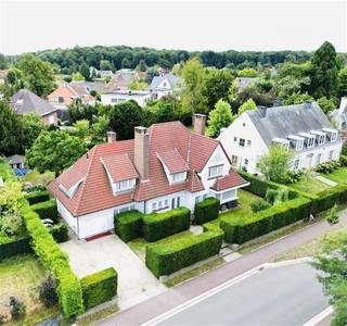 Ruime villa > 350m2 bew. opp op 10,75 are op toplocatie in Heverlee Boskant.<br /><br />Locatie: op 500-1000m van Heverleebos, wandel/fietsafstand van Imec, KULEUVEN, Arenbergpark, UZ Leuven, Leuven-centrum, Heverlee-station en Leuven-station. <br /><br />Gevelbreedte van meer dan 20 meter en een diepte van meer dan 10 meter zonder inkijk van buren.<br />Woning in Franse stijl. Zeer degelijk gebouwd. <br /><br />Zeer ruime woonruimte van 79m². De woning beschikt over een groot bureau. Mogelijkheden voor een thuiskantoor.<br />Ruime inpandige garage en berging aan. <br /><br />Op de 1e verdieping zijn er 4 ruime slaapkamers met elk een eigen badkamer, ingericht in 2004. <br />Mooie breed terras en mooie tuin. De villa is voor ongeveer de helft onderkelderd en beschikt over een ruime zolder. <br /><br />Woning is te vernieuwen. De woning is verwarmd met aardgas, uitgerust met een recente HR condenserende ketel. <br />Deze woning beschikt over mooie massieve parket, zowel op de gelijkvloers als op de 1ste verdieping. Een aanzienlijke verbetering van het EPC is eenvoudig realiseerbaar door de plaatsing van dubbel glas en zonnepanelen. Asbestvrije woning.<br />Topligging op alle vlakken: Brussel, Leuven, bos, natuur en rust en een zeer rustige omgeving tegenover het Jezuïetenhuis Heverlee.