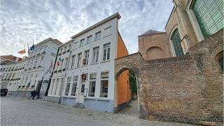 Dit instapklaar duplex-appartement, voorzien van alle modern comfort, is ideaal gelegen in het centrum van Brugge op een 150m van de grote...