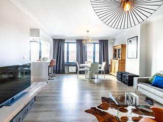 Dit gerenoveerd en gemeubeld appartement is ideaal gelegen naar invalswegen Antwerpen, Brussel, Gent en kortbij de Haven van Antwerpen.<br /><br />Het appartement gelegen op de 2de verdieping bestaat uit een inkomhal met vestiaire, een ruime leefruimte met open, volledig ingerichte keuken, badkamer met wastafel en toilet en 2 slaapkamers. <br />Het appartement heeft een leuk terras met ingemaakte kast met wasmachine.<br /><br />Er is een autostaanplaats binnen, wat zeker een pluspunt is.<br /><br />De gemeenschappelijke kosten bedragen €50,-/maand. Hierin is water inbegrepen.