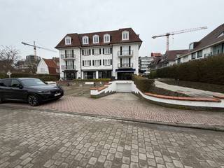 Res. St.-James.Zeer vlot toegankelijke autostaanplaats op het niveau -1 op zeer centrale ligging in Het Zoute, op Kustlaan.Huurprijs € 2.250,- /...