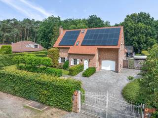 <p>Een charmante, energiezuinige villa met zwembad en indrukwekkend houten poolhouse in het groen van Zoersel</p>
<p>In een rustige, doodlopende straat in Zoersel, verscholen tussen het groen, bevindt zich deze bijzonder charmante woning die uitblinkt in ruimte, licht, comfort en privacy. Dankzij de uitstekende ligging geniet u hier van absolute rust en een groene omgeving, terwijl het centrum, scholen en alle voorzieningen vlot bereikbaar blijven.</p>
<p>Bij het betreden van de woning wordt u meteen omarmd door een warme en uitnodigende sfeer. Een lichte inkomhal met gastentoilet en vestiarekast verwelkomt u in deze charmante woning. De ruime leefruimtes genieten dankzij de grote raampartijen van een overvloed aan natuurlijk licht en staan in directe verbinding met de prachtig aangelegde tuin met zwembad en meerdere terrassen. De combinatie van hoogwaardige materialen, warme accenten en een doordachte indeling zorgt voor een bijzonder aangename woonbeleving.</p>
<p>De woonkamer vormt samen met de eetruimte het hart van de woning en beschikt over een sfeervolle gashaard, die zorgt voor extra warmte en gezelligheid tijdens de koudere maanden. De volledig ingerichte keuken sluit hier harmonieus op aan en biedt alle comfort voor dagelijks gebruik en gezellige momenten met familie en vrienden.</p>
<p>Een elegante houten trap met een prachtige vide leidt u naar de eerste verdieping waar de slaapkamers zich bevinden. De woning beschikt over een ruime mastersuite met een royale dressing en een stijlvolle badkamer, waardoor een echte privé-oase ontstaat. Daarnaast zijn er drie zeer ruime kinderkamers. Eén van deze kamers geniet dankzij de rechtstreekse verbinding met een volledig ingerichte zolderverdieping over een unieke extra ruimte, ingericht als een echte droomstudio voor elk kind. De kinderen beschikken bovendien over een aparte, ruime badkamer, uitgerust met een bad, inloopdouche, lavabo en toilet.</p>
<p>Verder beschikt de woning over een ruime waskamer, een praktische garage voor één wagen en een carport, waardoor ook op praktisch vlak aan alle comfort werd gedacht.</p>
<p>De zonnige, volwassen tuin met zwembad biedt volledige privacy en vormt de ideale setting voor lange zomeravonden, gezellige diners of ontspannen momenten met familie en vrienden.</p>
<p>Een absolute blikvanger van deze eigendom is het indrukwekkende houten poolhouse in de tuin. Dit stijlvolle bijgebouw vormt een volwaardige tweede leefruimte en is uitgerust met een gezellige zitruimte met kachel, een sfeervolle bar, een aparte bureauruimte, een sauna, douche en toilet. Hierdoor biedt het poolhouse een uitzonderlijke flexibiliteit: van ontspannings- en wellnessruimte tot volwaardige werk- of gastensuite. In combinatie met het zwembad, de zonnige terrassen en het omliggende groen ontstaat hier een unieke buitenbeleving met een permanent vakantiegevoel in eigen tuin.</p>
<p>Ook op vlak van energiezuinigheid scoort deze woning uitstekend dankzij de talrijke zonnepanelen, goed voor een gunstig EPC-label B, waardoor hedendaags comfort perfect gecombineerd wordt met duurzaam wonen.</p>
<p><strong>Bijzonderheden</strong></p>
<ul>
<li>Zee van ruimte en uitzonderlijke lichtinval</li>
<li>Prachtig aangelegde tuin met zwembad</li>
<li>Imposant houten poolhouse met wellness- en leeffaciliteiten</li>
<li>Energiezuinig wonen met EPC-label B</li>
<li>Aanzienlijke zonnepaneleninstallatie (PV)</li>
<li>Asbestvrij</li>
</ul>
<p>Kortom: een uitzonderlijk charmante en energiezuinige villa waar ruimte, licht, natuur en luxe buitenbeleving samenkomen. Een unieke thuis voor wie op zoek is naar rust, privacy en een hoogwaardige woonomgeving in het groene Zoersel.<br /><br />Voor meer informatie of bezoek aan deze gezellige woning neem contact met Sigalit via sigalit@reds.be of op 0475668474</p>